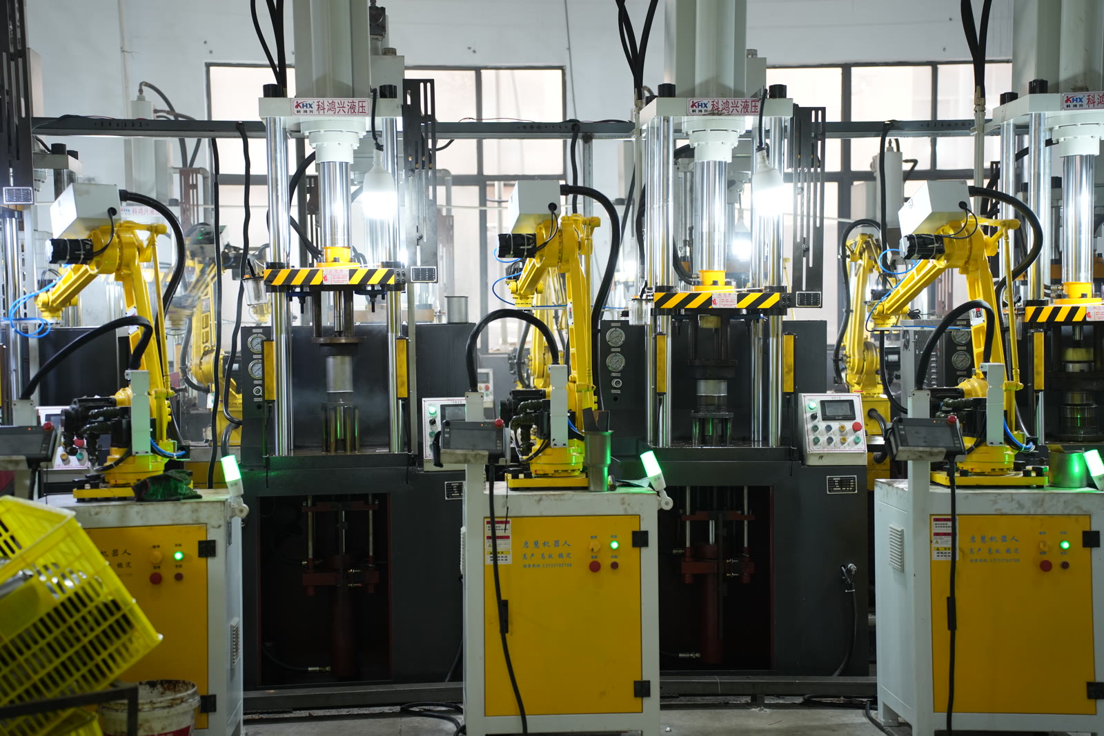 4 automated robotic welding arms for tumbler production