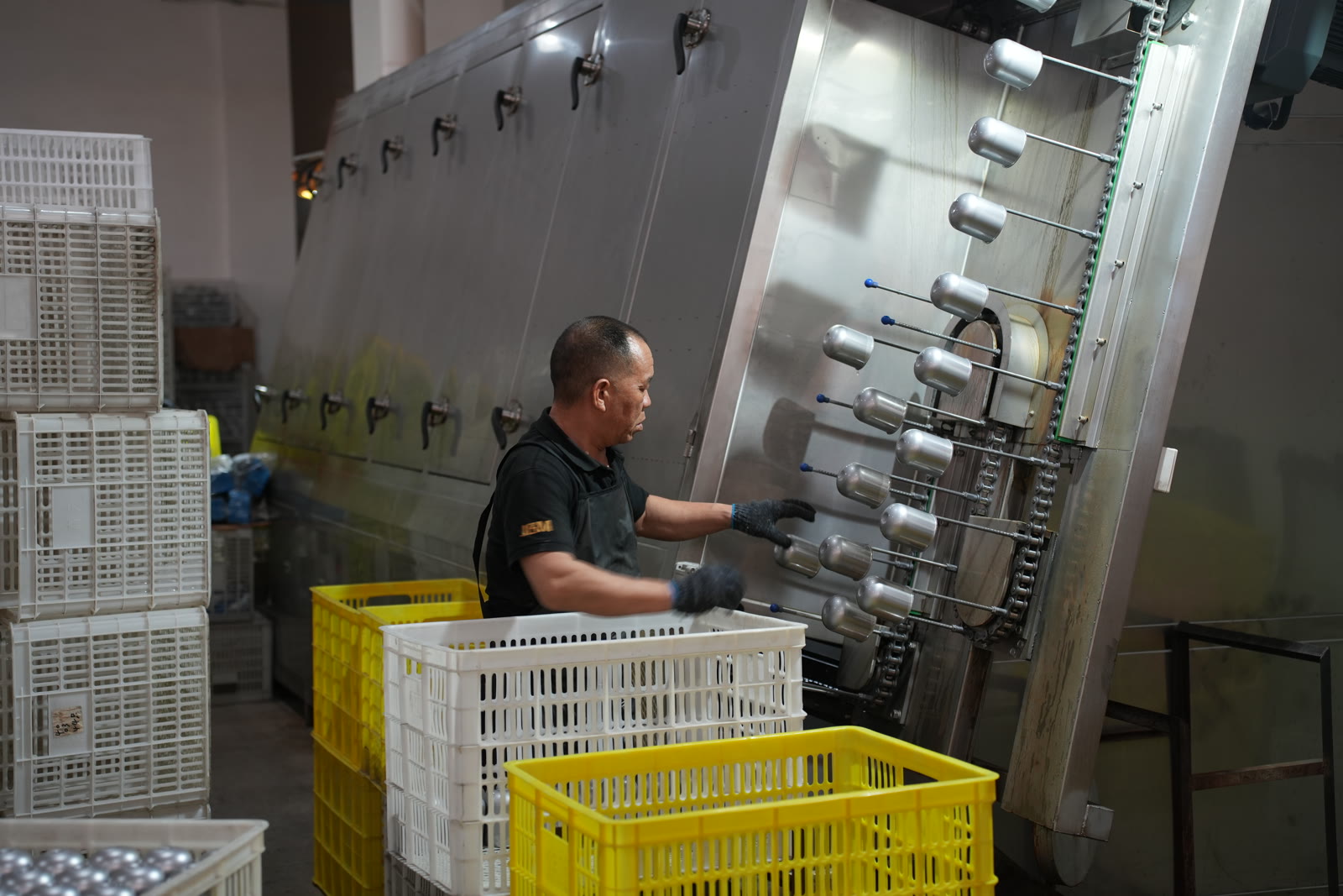 Worker operating vacuum sealing furnace for double-wall insulation